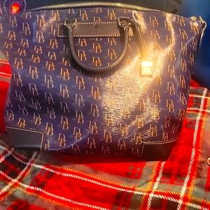 Dooney & Bourke signature 1975 Large Vanessa Satchel